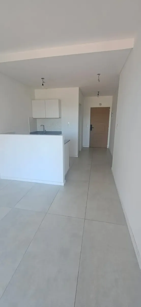 Monoambiente al frente con balcón en San Cristóbal