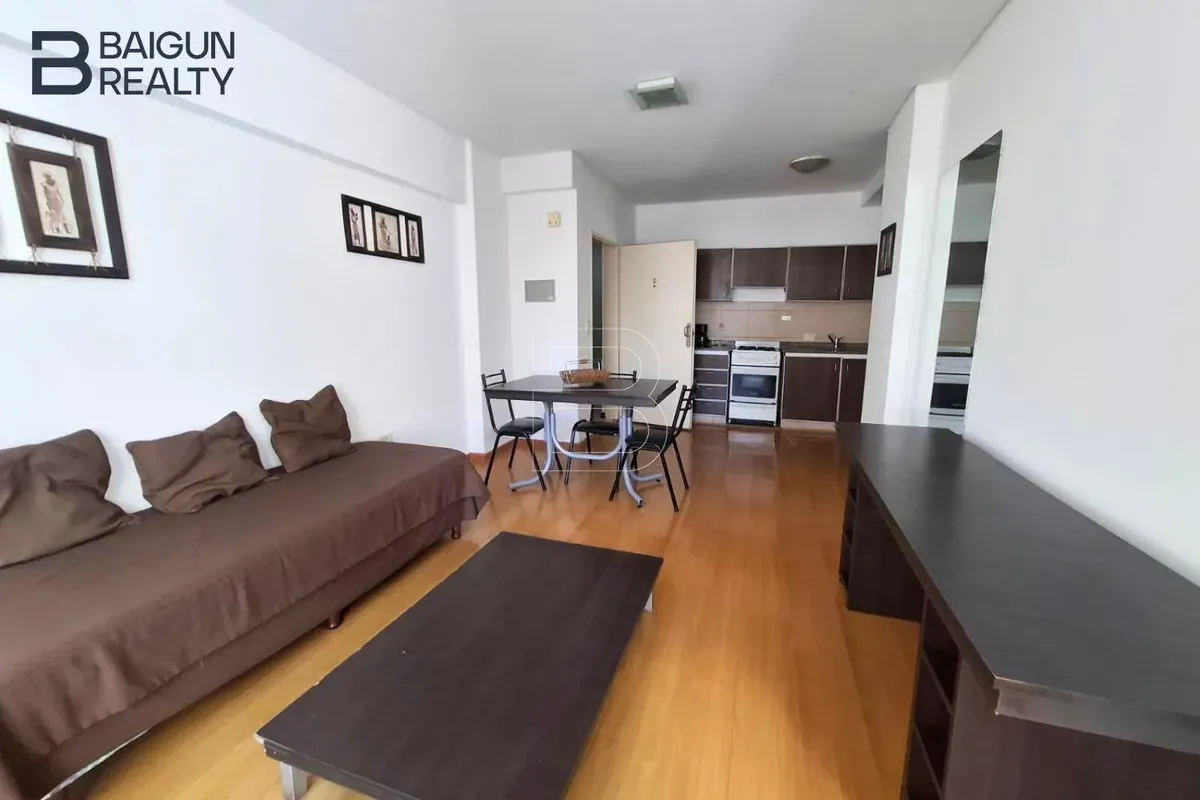 Apartamento de dois ambientes com varanda em Balvanera
