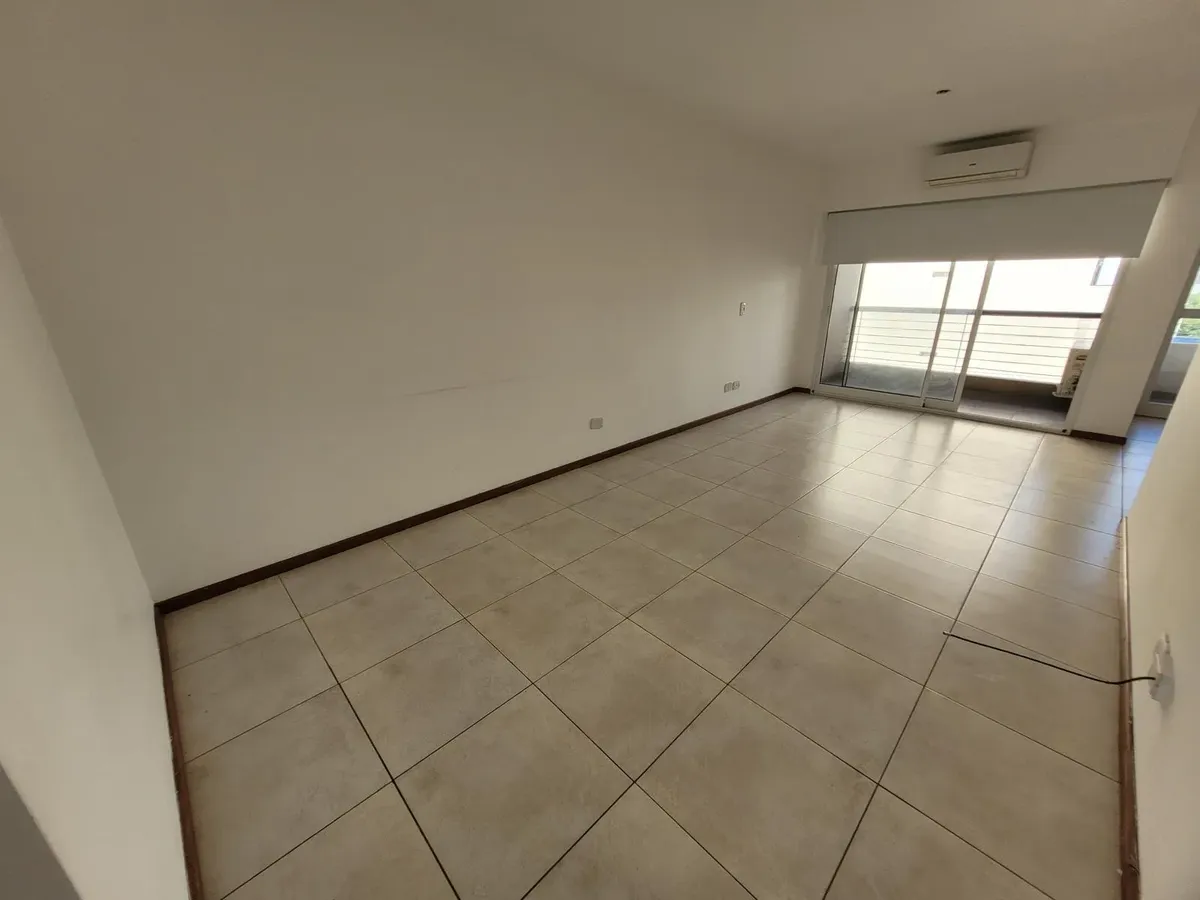 Departamento de 2 ambientes con cochera en Flores