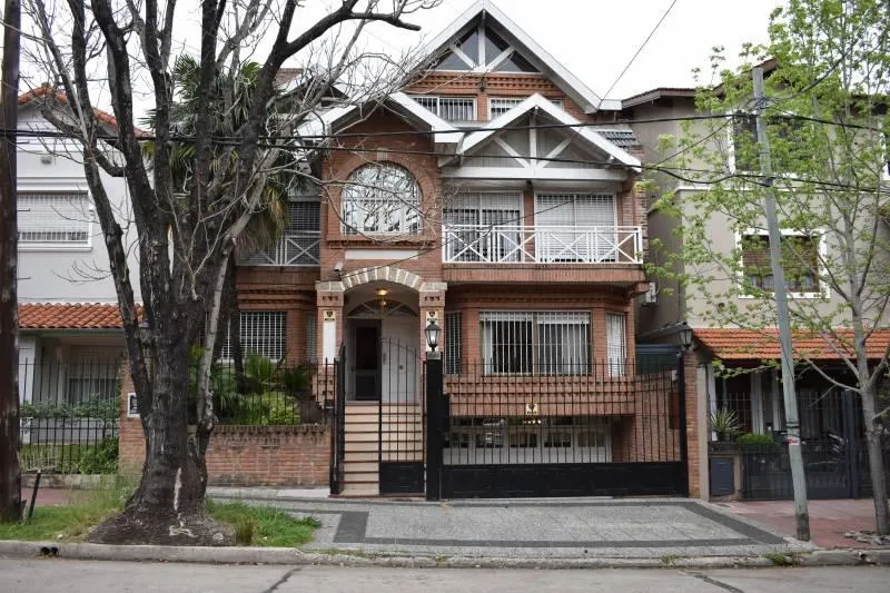 Five-bedroom house for rent in Martínez