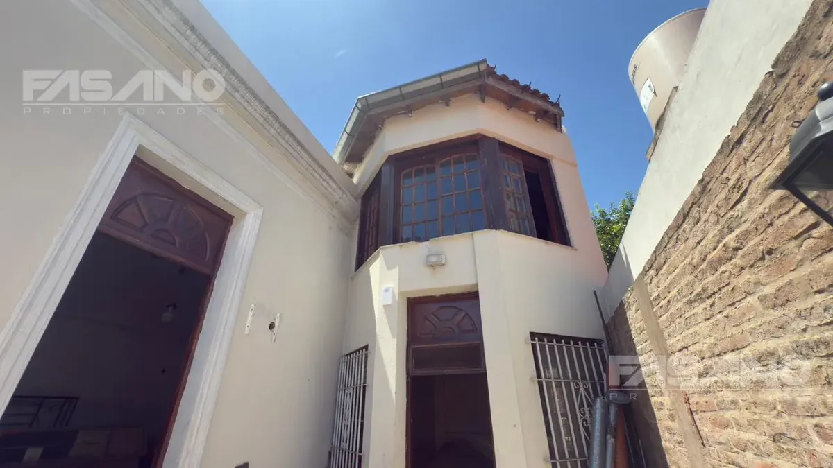 Дом с 11 комнатами в General San Martín