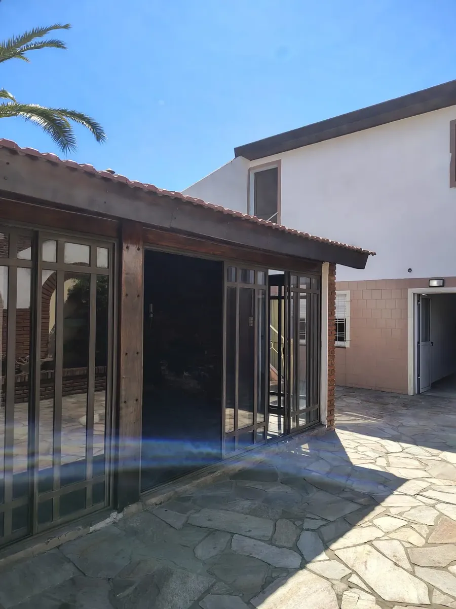 Casa de 4 ambientes com 3 dormitórios, pátio, terraço e garagem coberta em Caseros