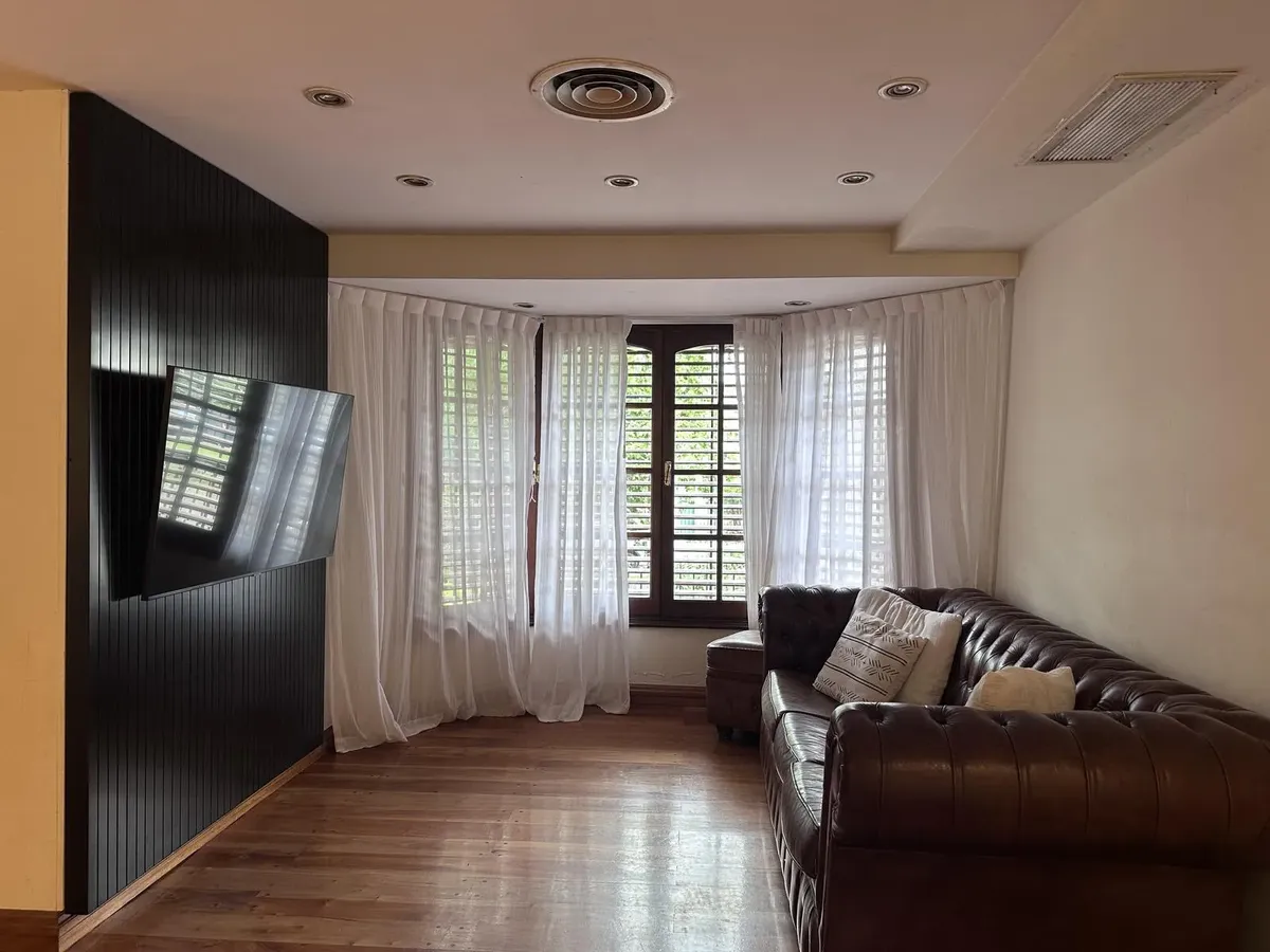 Five-bedroom triplex house for rent in Villa Devoto