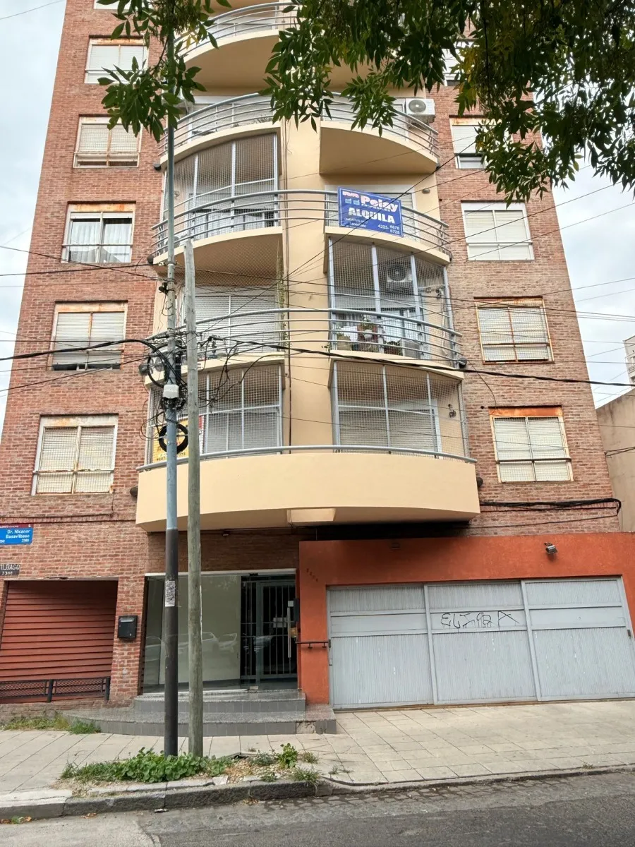 Apartamento de dois ambientes com varanda e vaga fixa em Lanús
