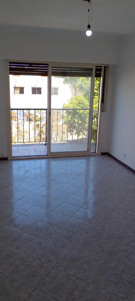 Departamento monoambiente con balcón en Parque Patricios