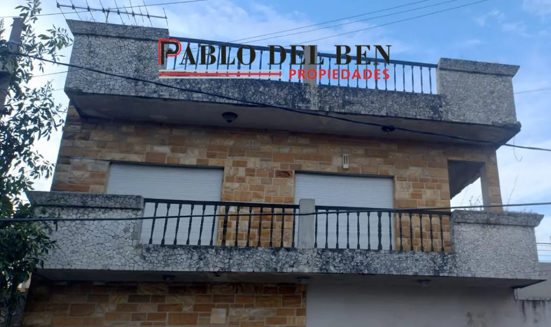 House-style two-bedroom apartment in Isidro Casanova