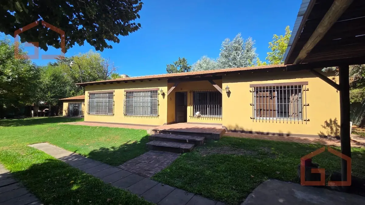 Дом с четырьмя комнатами и 3 спальнями в Ituzaingó, Parque Leloir