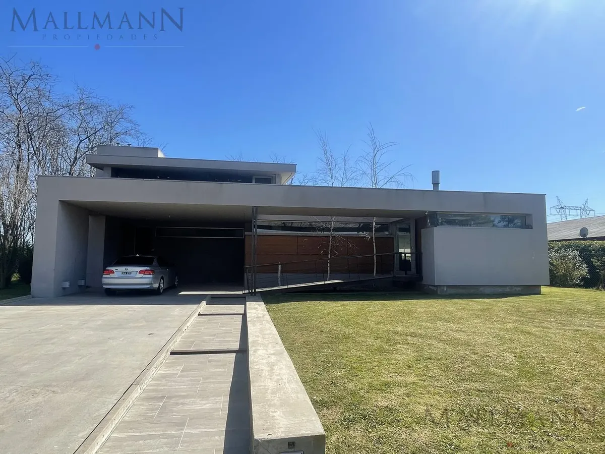 Four-bedroom house overlooking the golf course and lake in Buenos Aires