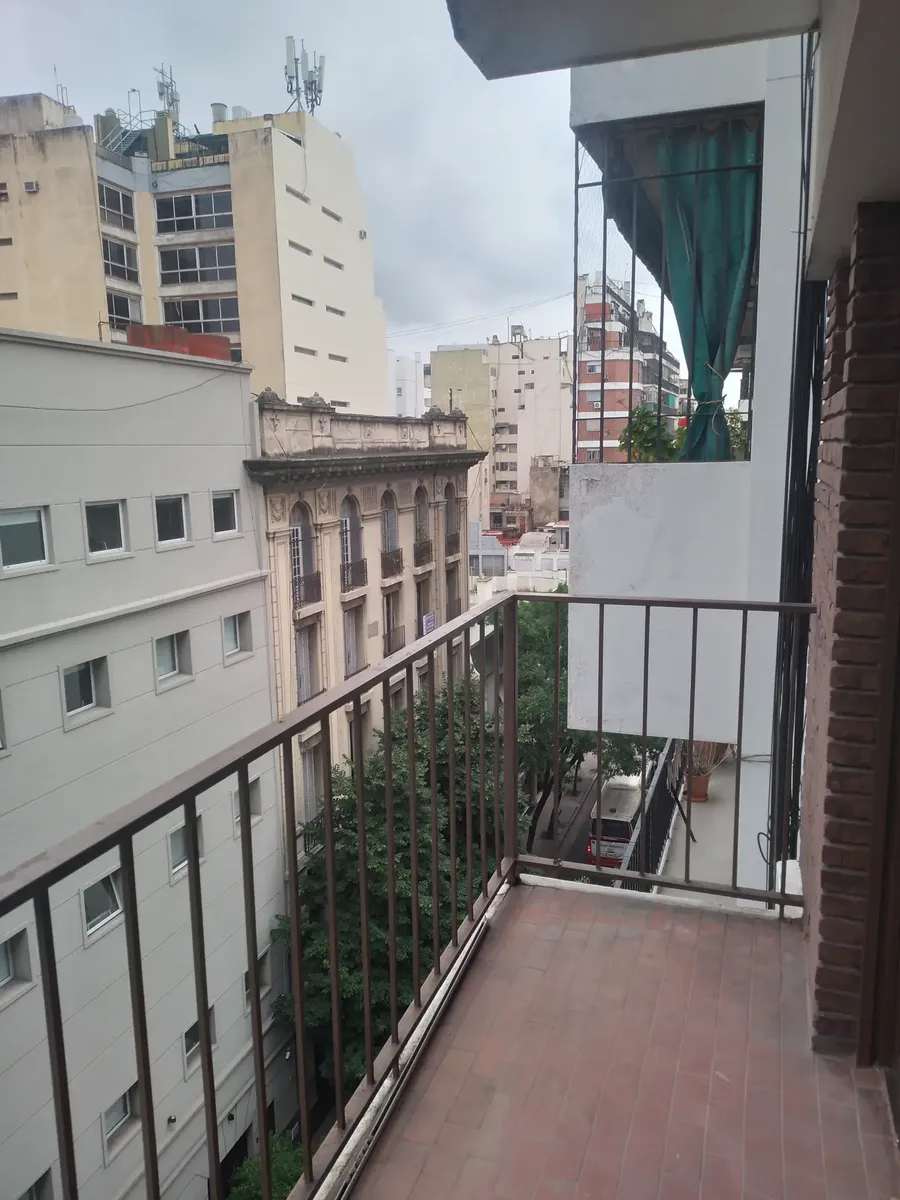 Monoambiente con balcón al frente en Monserrat