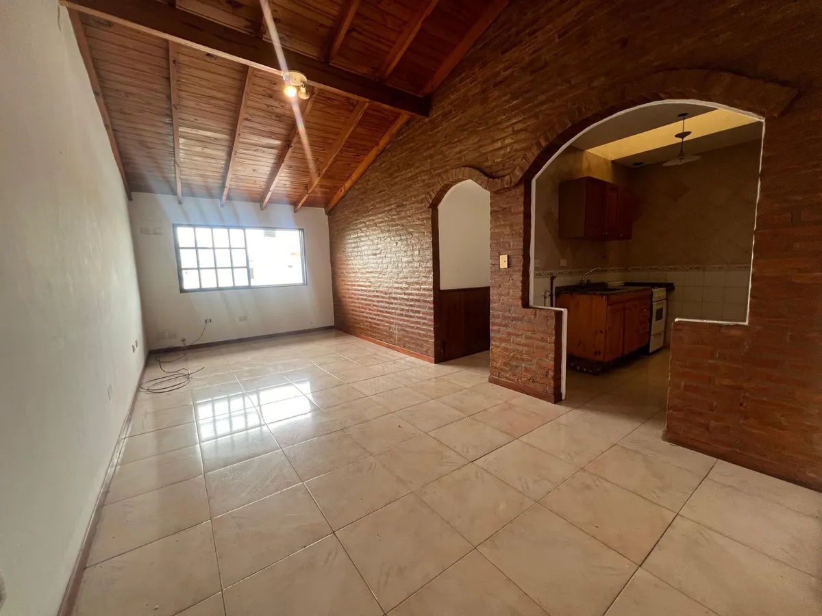 Departamento en planta alta de 2 dormitorios en Villa Adelina