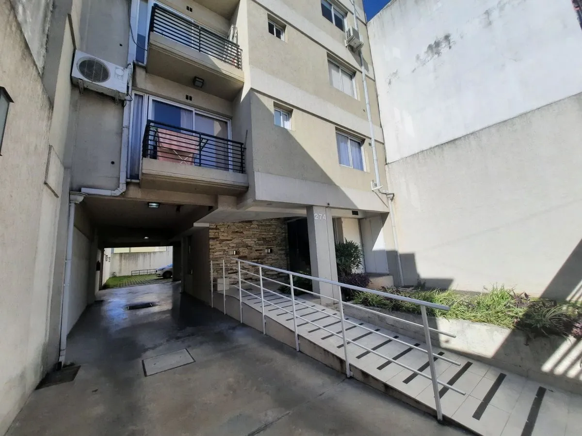 Apartamento kitnet para alugar em Morón com varanda