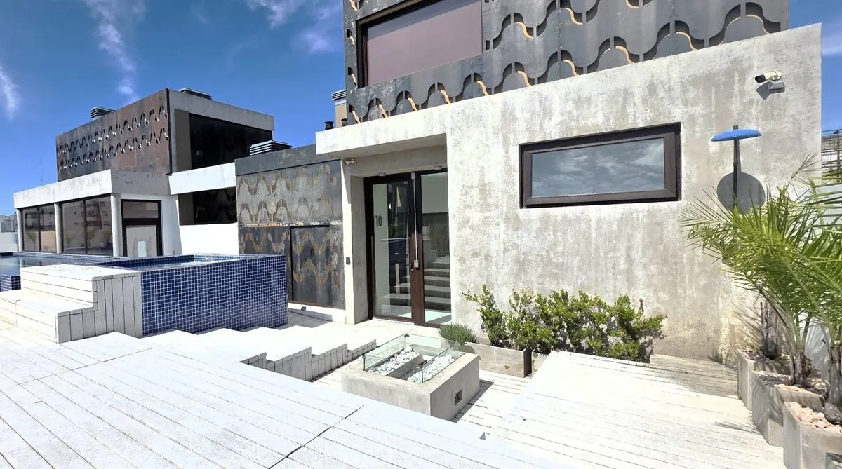 Furnished studio apartment with private terrace and covered assigned parking in Colegiales