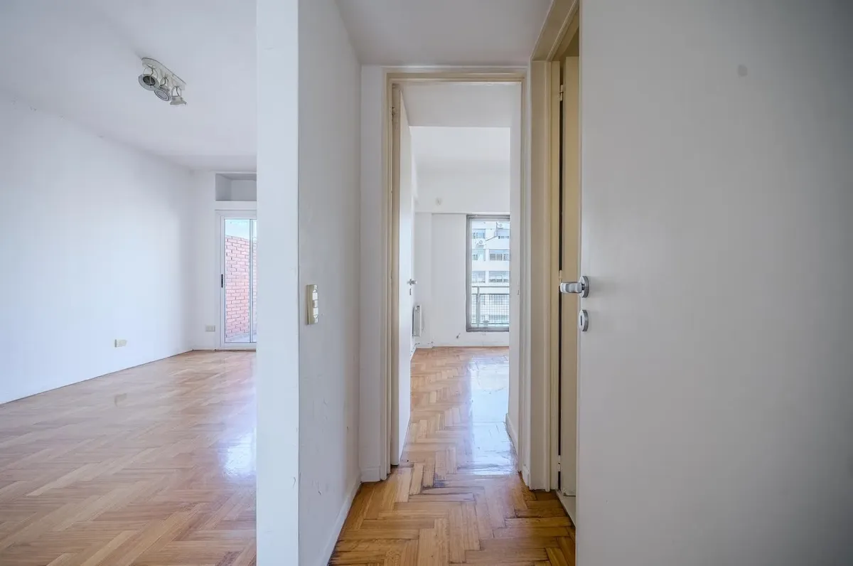 Apartamento de três ambientes com 2 quartos, garagem e terraço em Colegiales