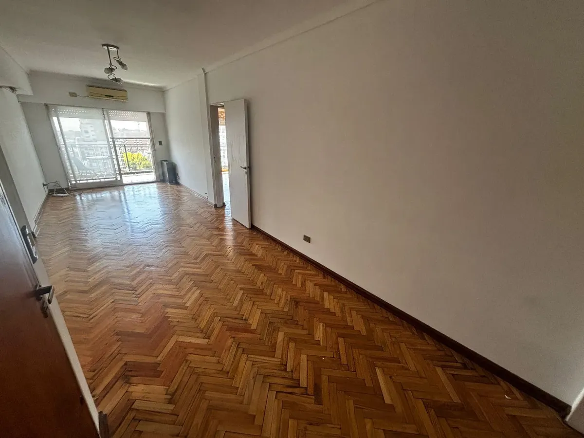 Apartamento de três ambientes com varanda e vaga em Palermo