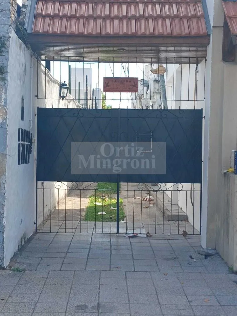 Ground-floor PH apartment with 2 bedrooms and parking in Lomas de Zamora