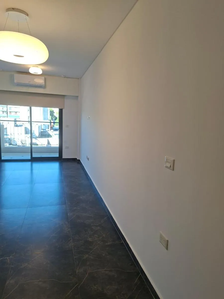 Студия с балконом в аренду в Flores, новая, 6-й этаж