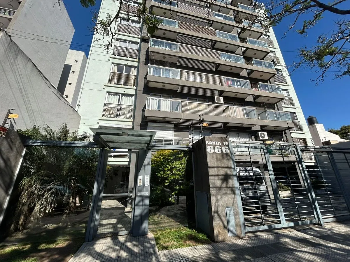 Departamento de 2 ambientes al frente con balcón en Morón