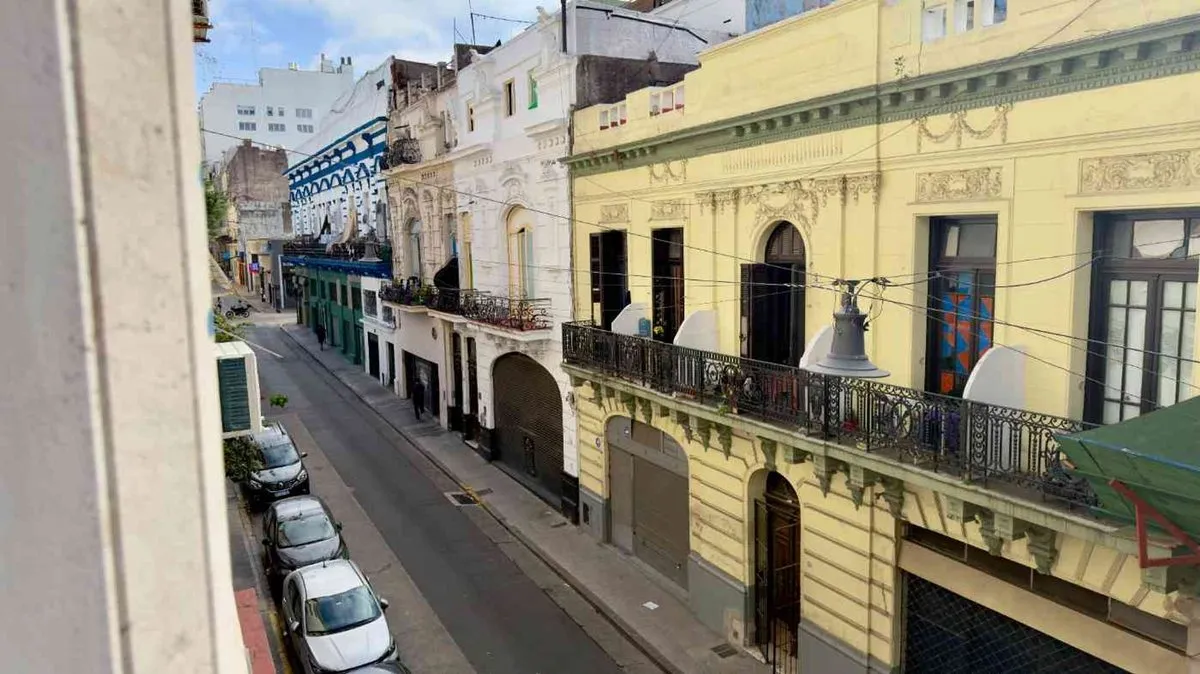 Bright studio apartment in Monserrat facing the street