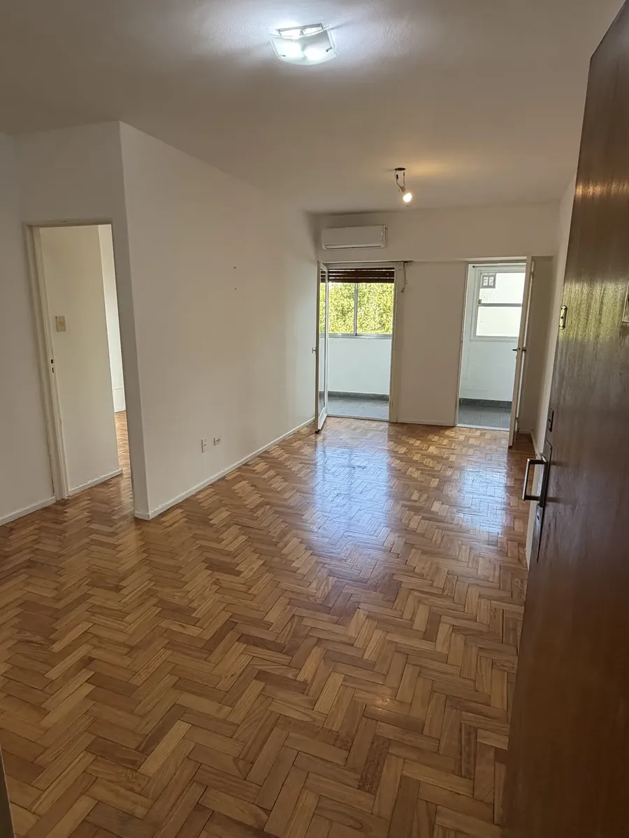 Apartamento de dois ambientes com varanda fechada em Recoleta