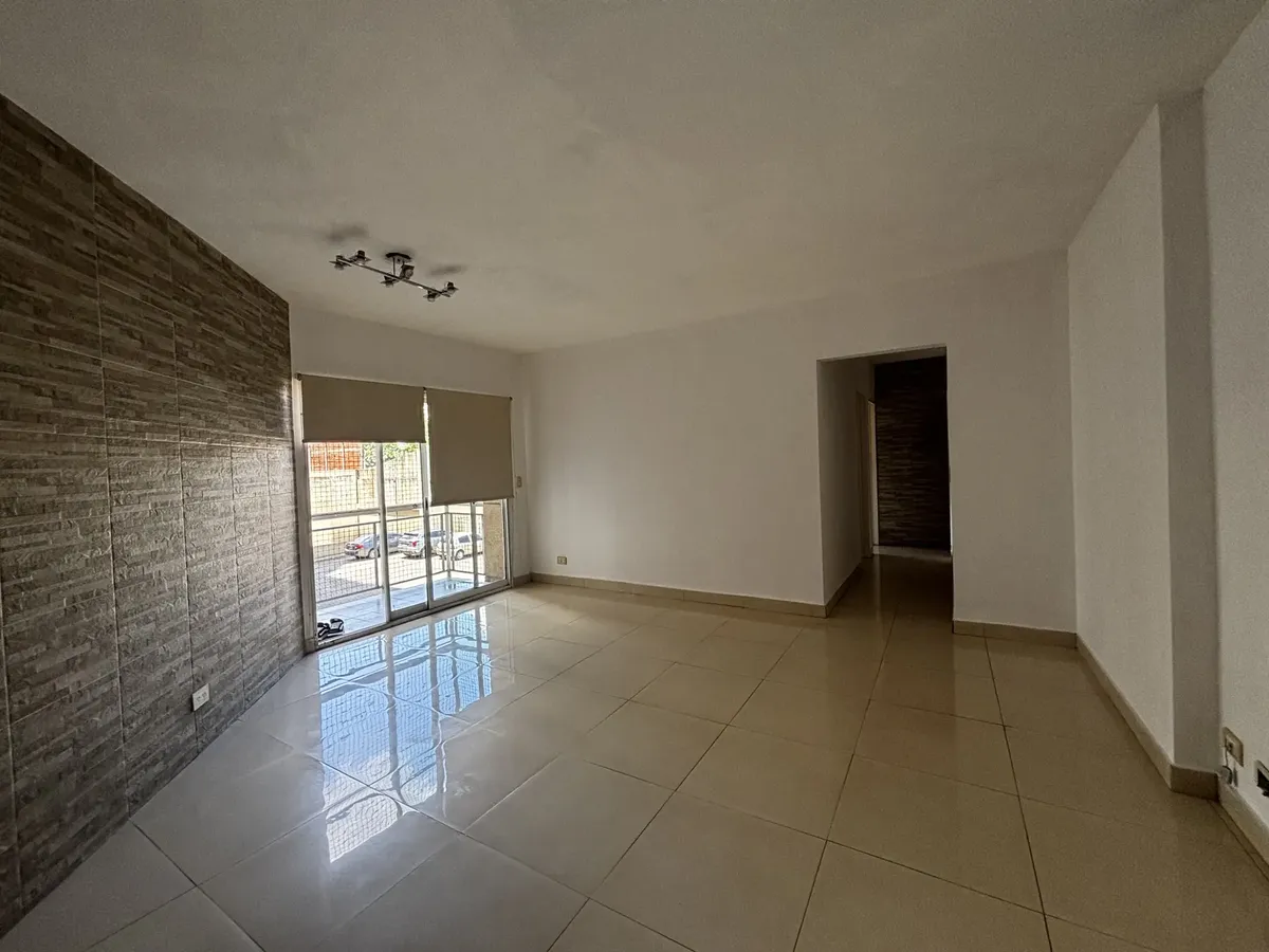 Квартира с 2 спальнями и балконом в Mataderos