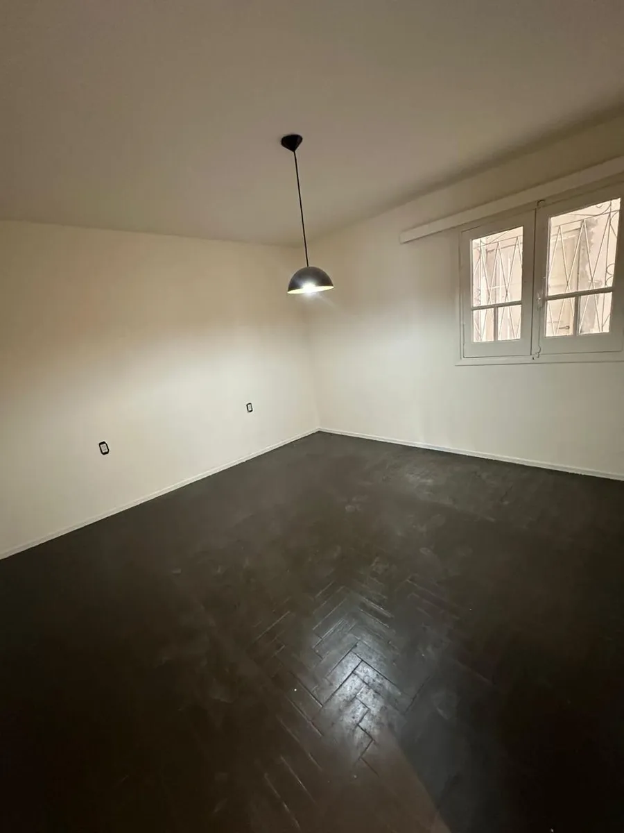 Apartamento no 1º andar de frente com varanda contínua em Lanús