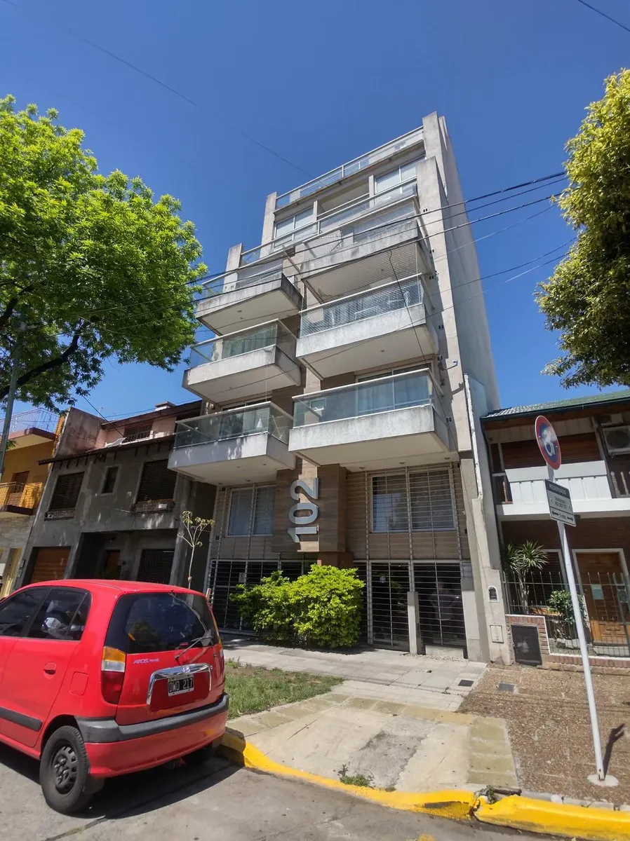 Kitnet de frente com varanda em Liniers