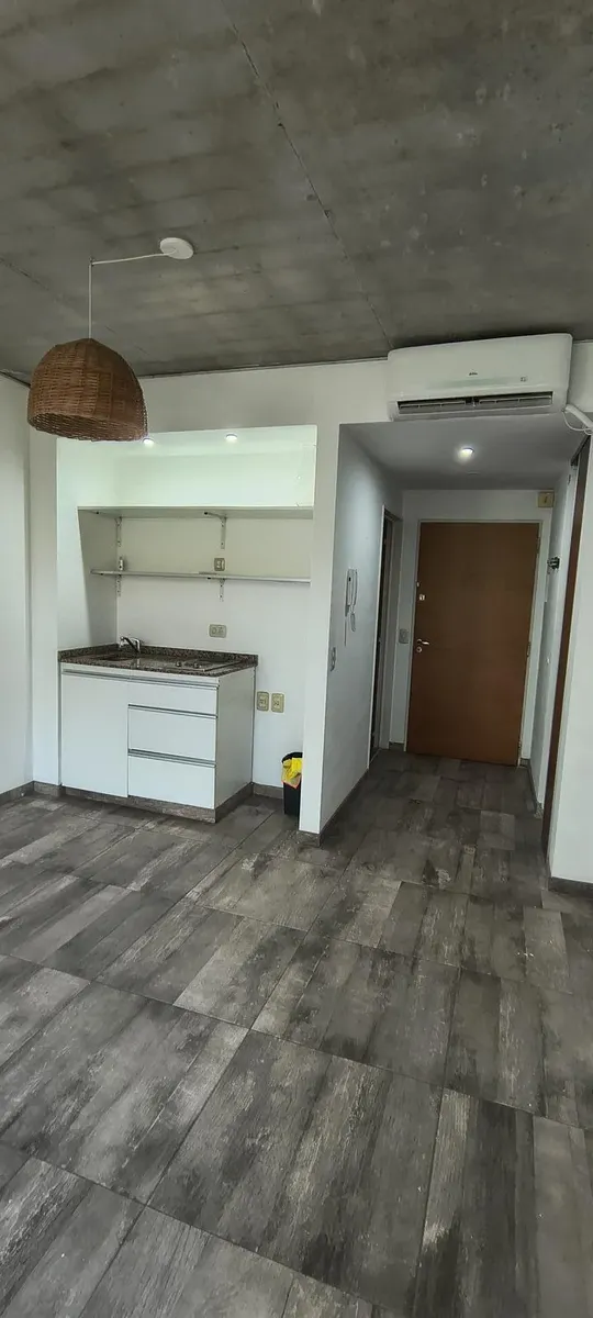 Kitnet de frente com varanda e banheiro completo em Palermo