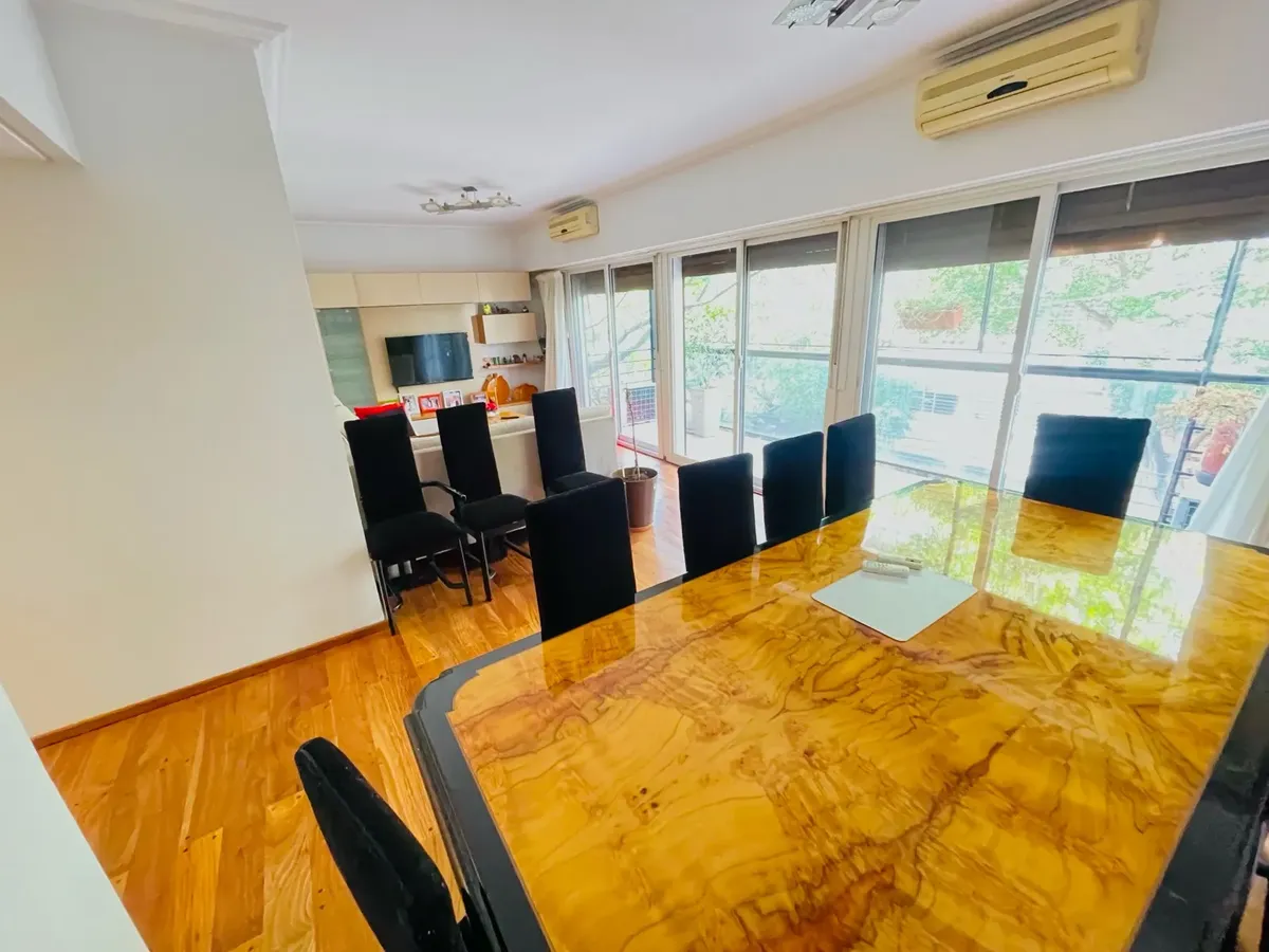Apartamento de quatro ambientes com 3 dormitórios e varanda de frente em Villa Crespo