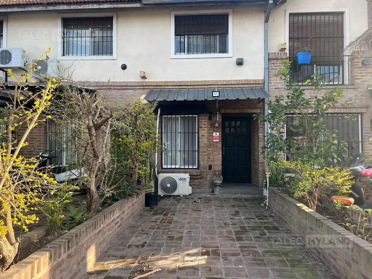 Triplex PH de 4 ambientes com jardim e vaga própria em Martínez