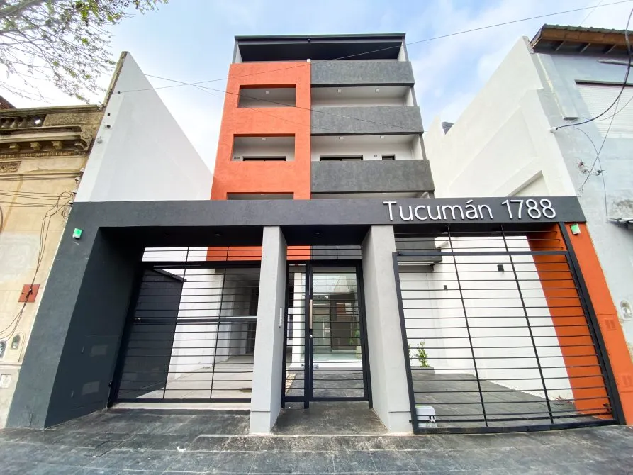 Apartamento de dois ambientes com varanda em Lanús Centro