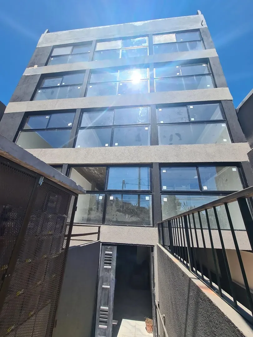 Apartamento meio andar em Morón