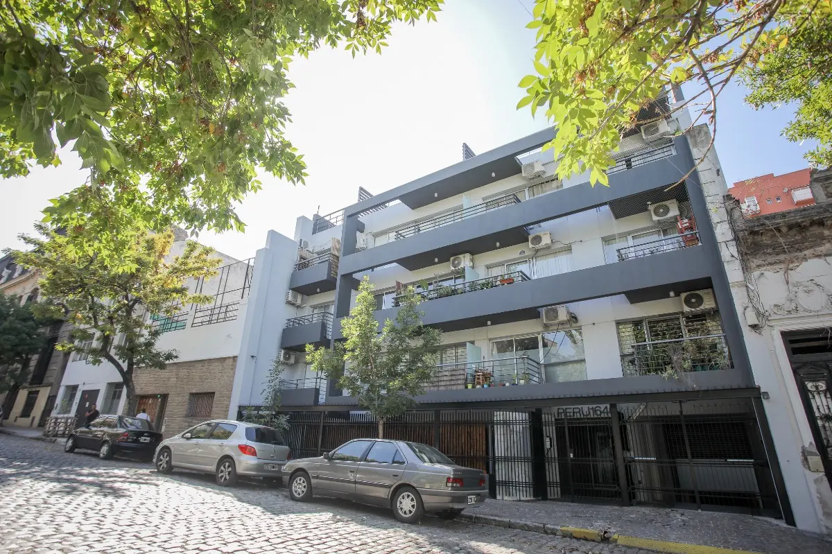 Monoambiente en planta baja con pileta en Barracas