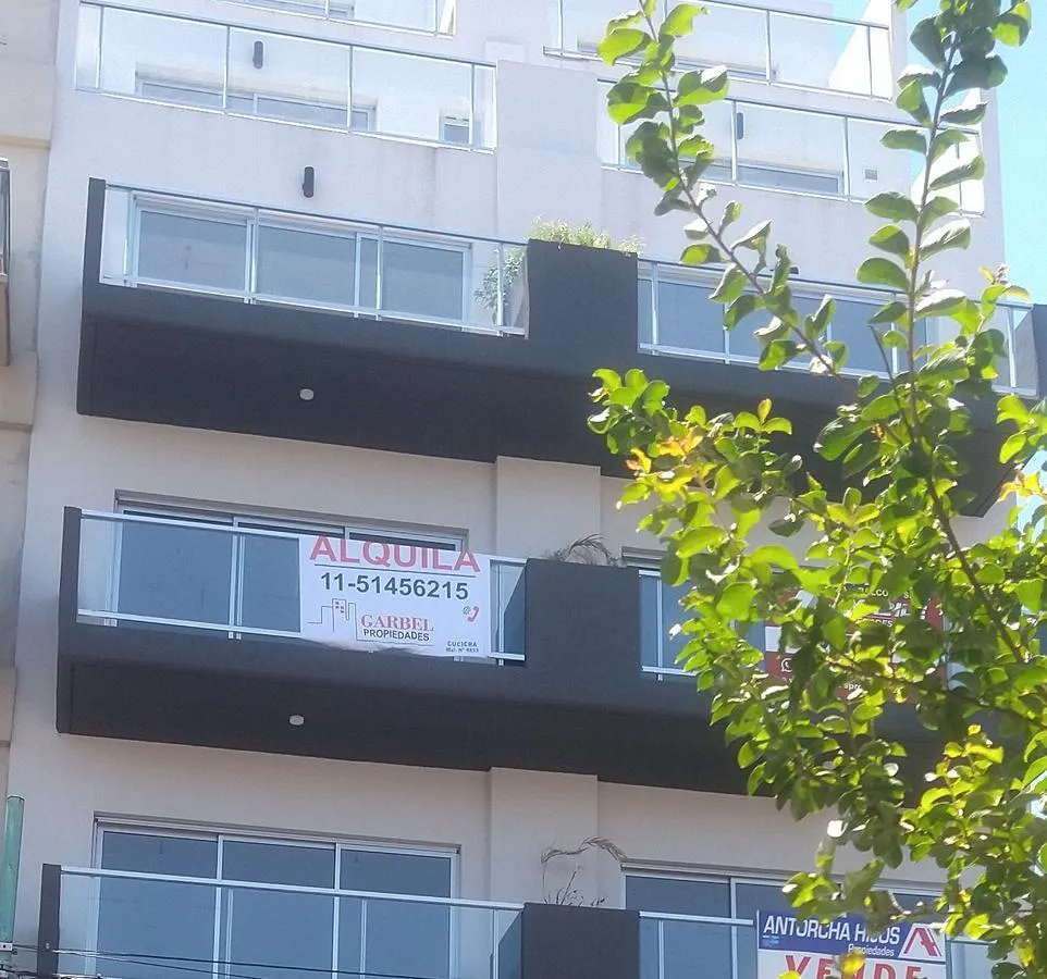 Monoambiente en Villa Devoto con balcón al frente