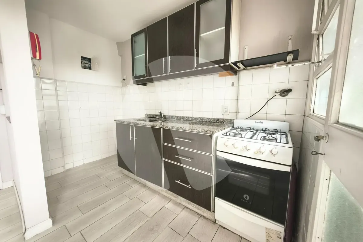 Apartamento de três ambientes com vaga em Temperley Este