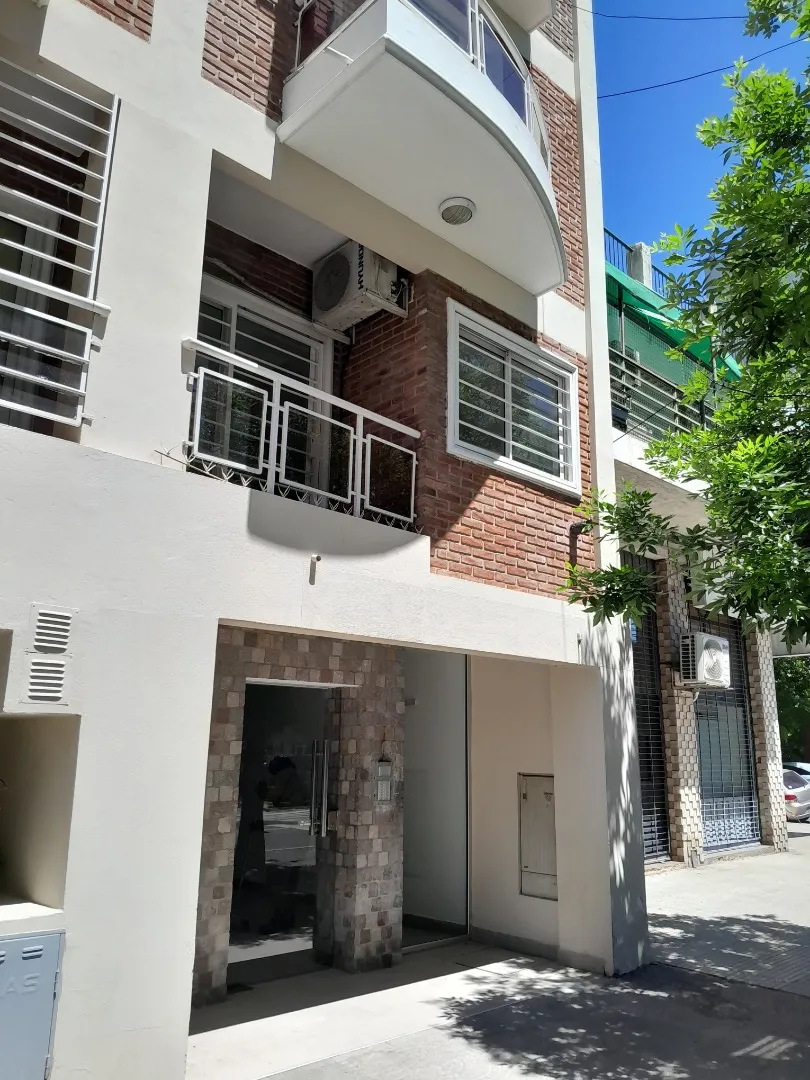 Monoambiente al frente con balcón en Villa Urquiza