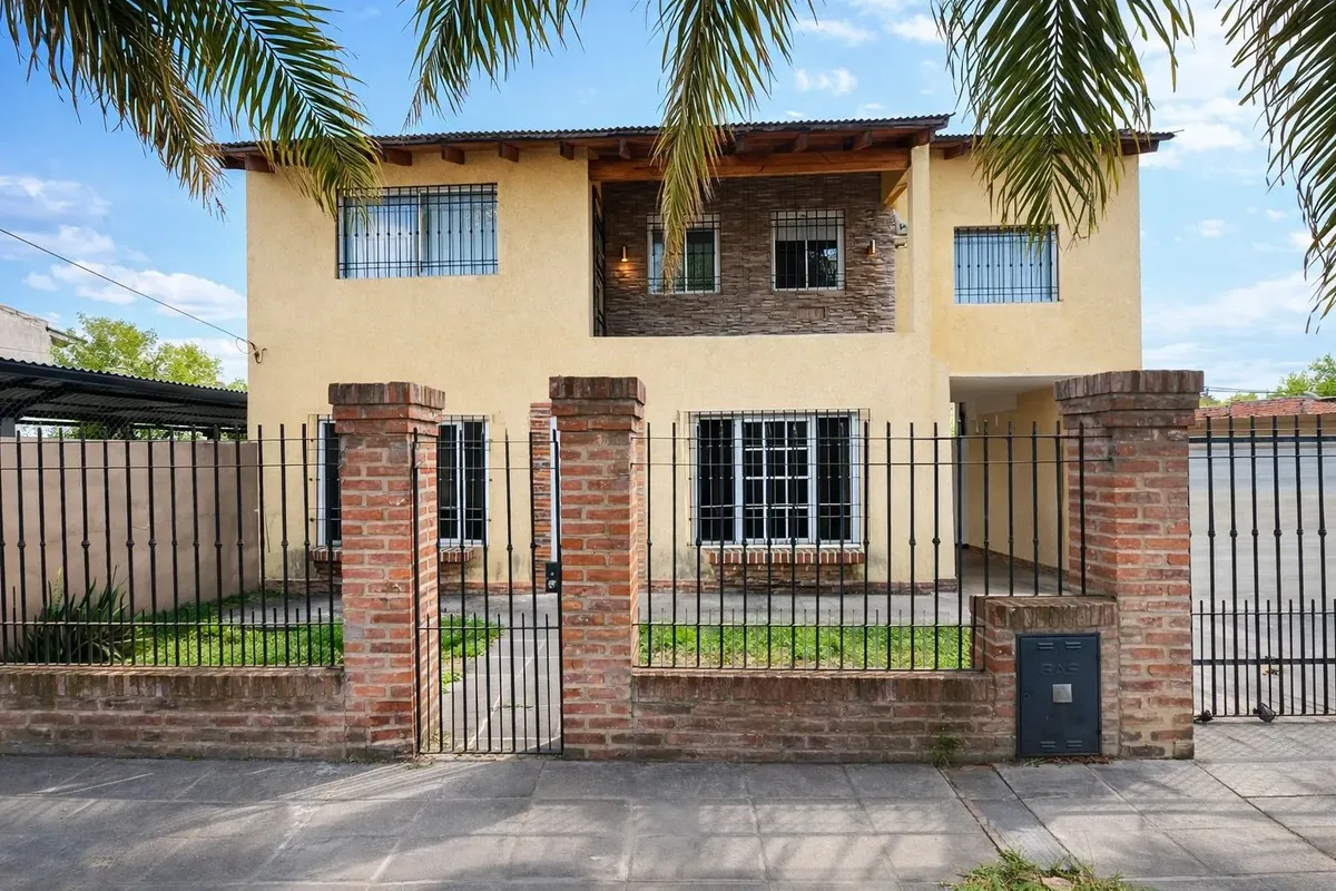 Casa de 4 ambientes com 3 dormitórios em Ituzaingó Norte