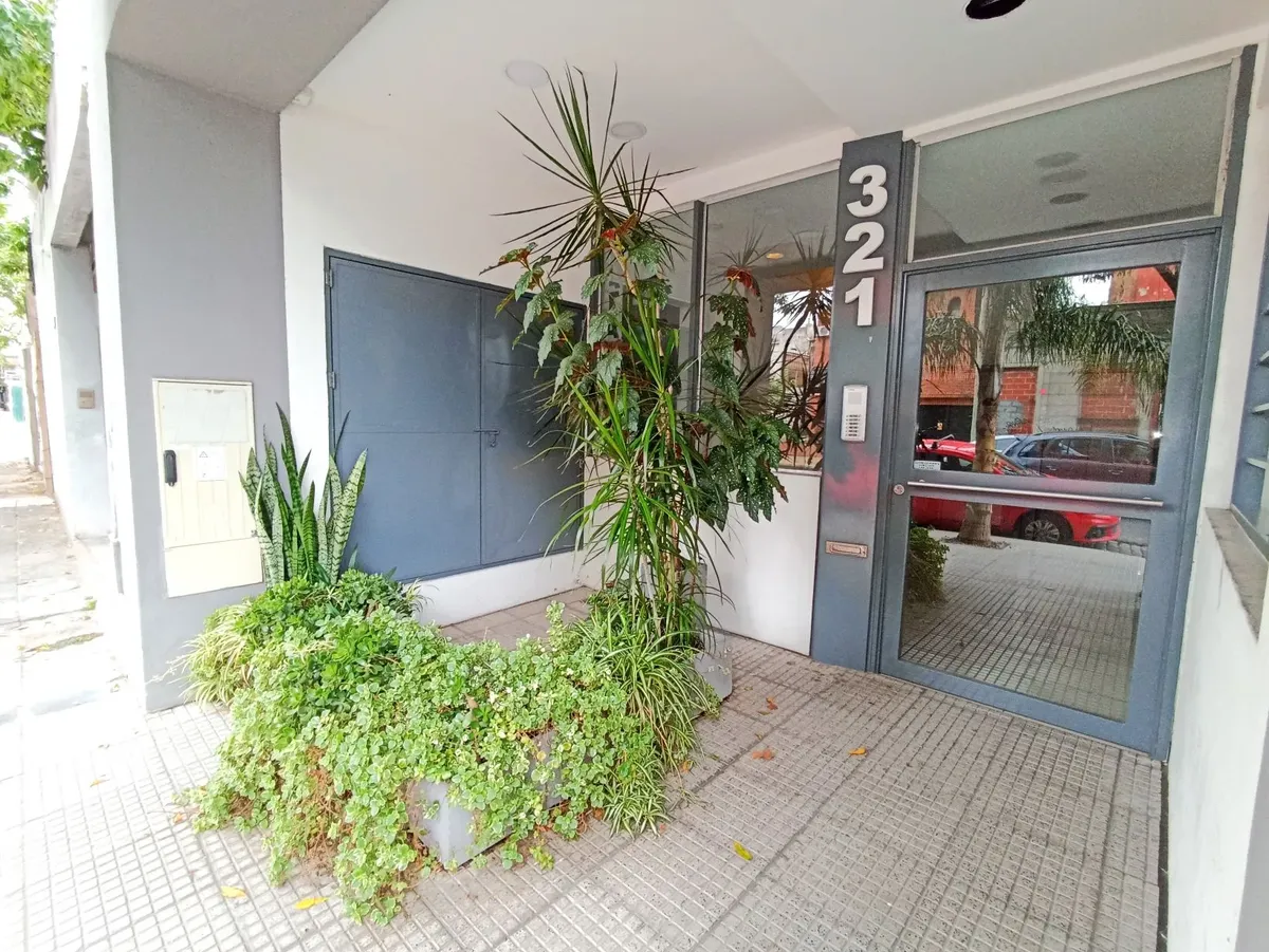 Departamento semipiso de 2 ambientes con balcón al frente en Parque Avellaneda