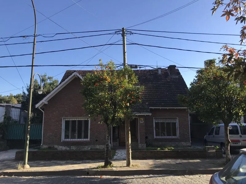 Three-bedroom house in Victoria near Av. Libertador