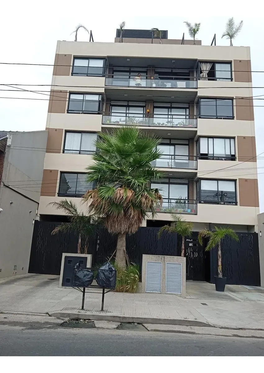 Apartamento de dois ambientes de frente em Lanús