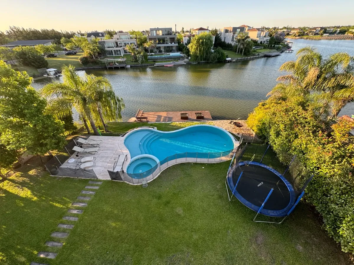 Three-storey house on the lake in Tigre’s Cabos del Lago