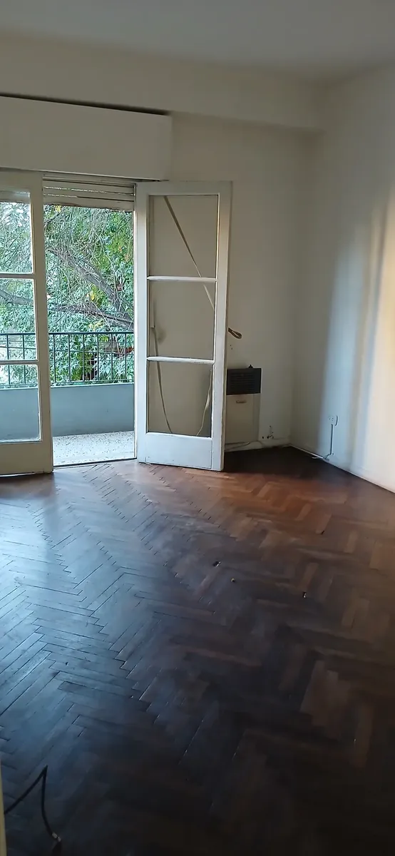 Apartamento de 2 ambientes de frente com varanda em Flores