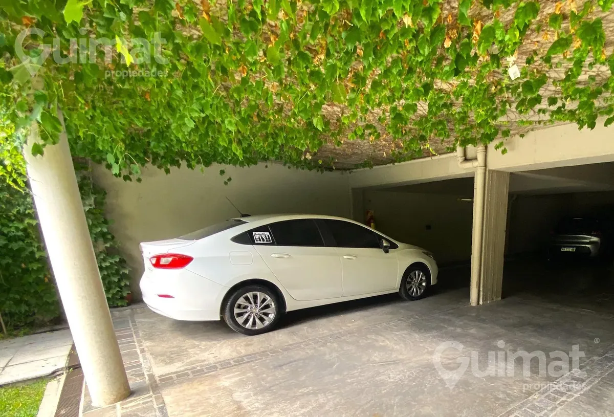 Квартира-студия в Almagro с балконом и мебелью на стене