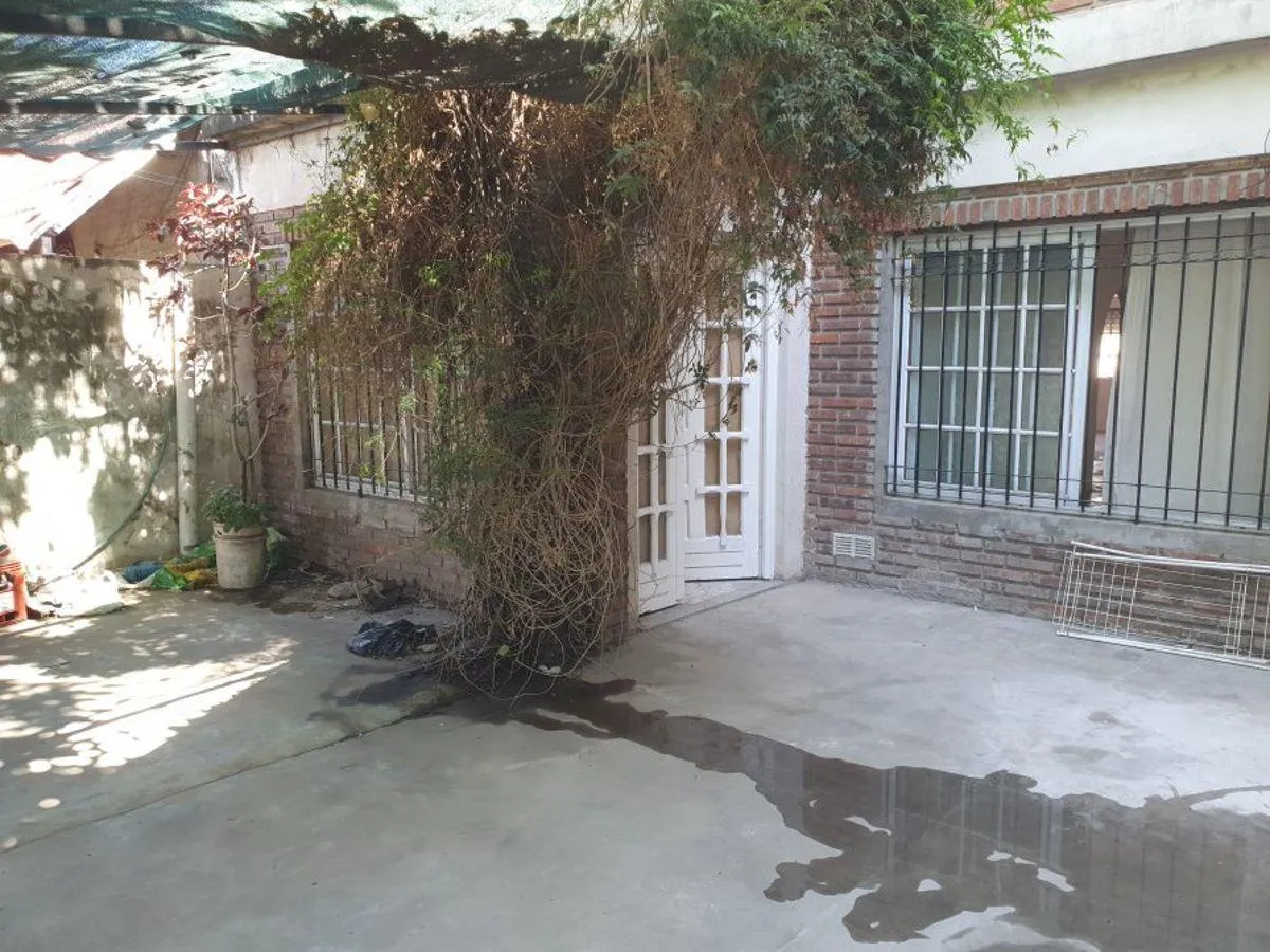 Three-room ground-floor apartment house in Lomas de Zamora