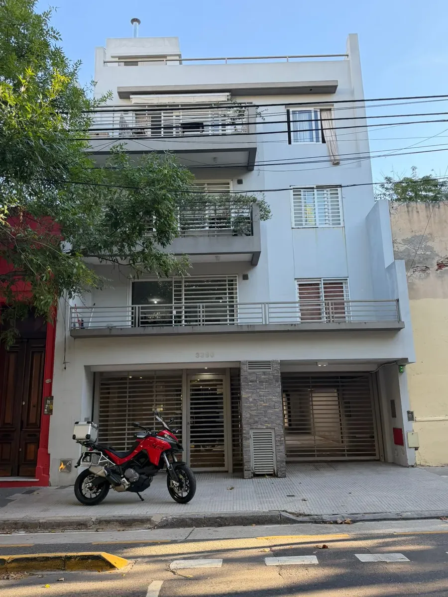 Modern studio apartment with private patio in Almagro