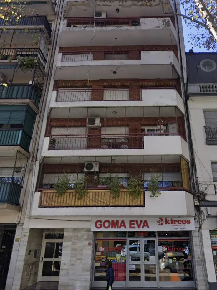 Apartamento de dois quartos em meio andar com varanda contínua em Boedo