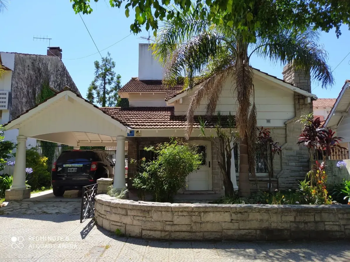 Четырёхспальная резиденция на участке 700 m² в Lomas de Zamora