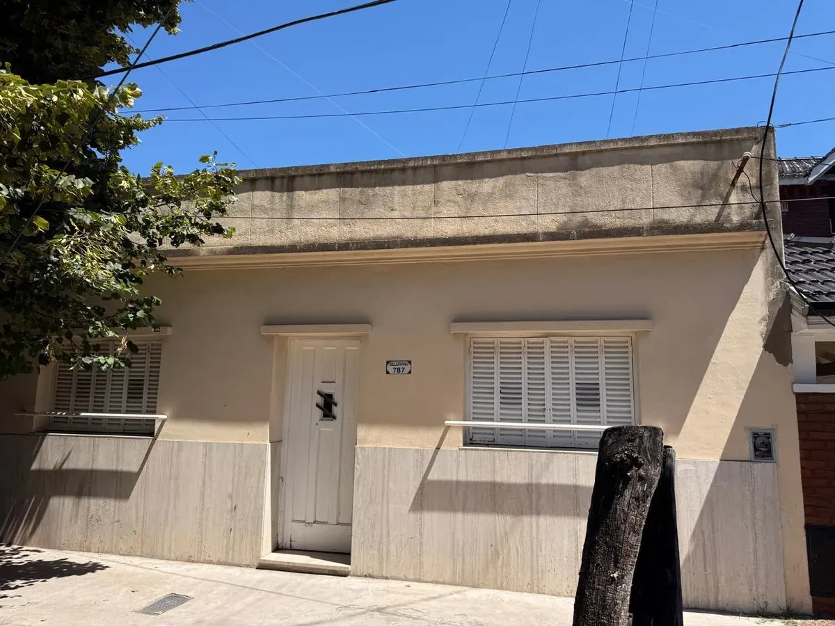 Casa de 4 ambientes con terraza para uso profesional en Morón