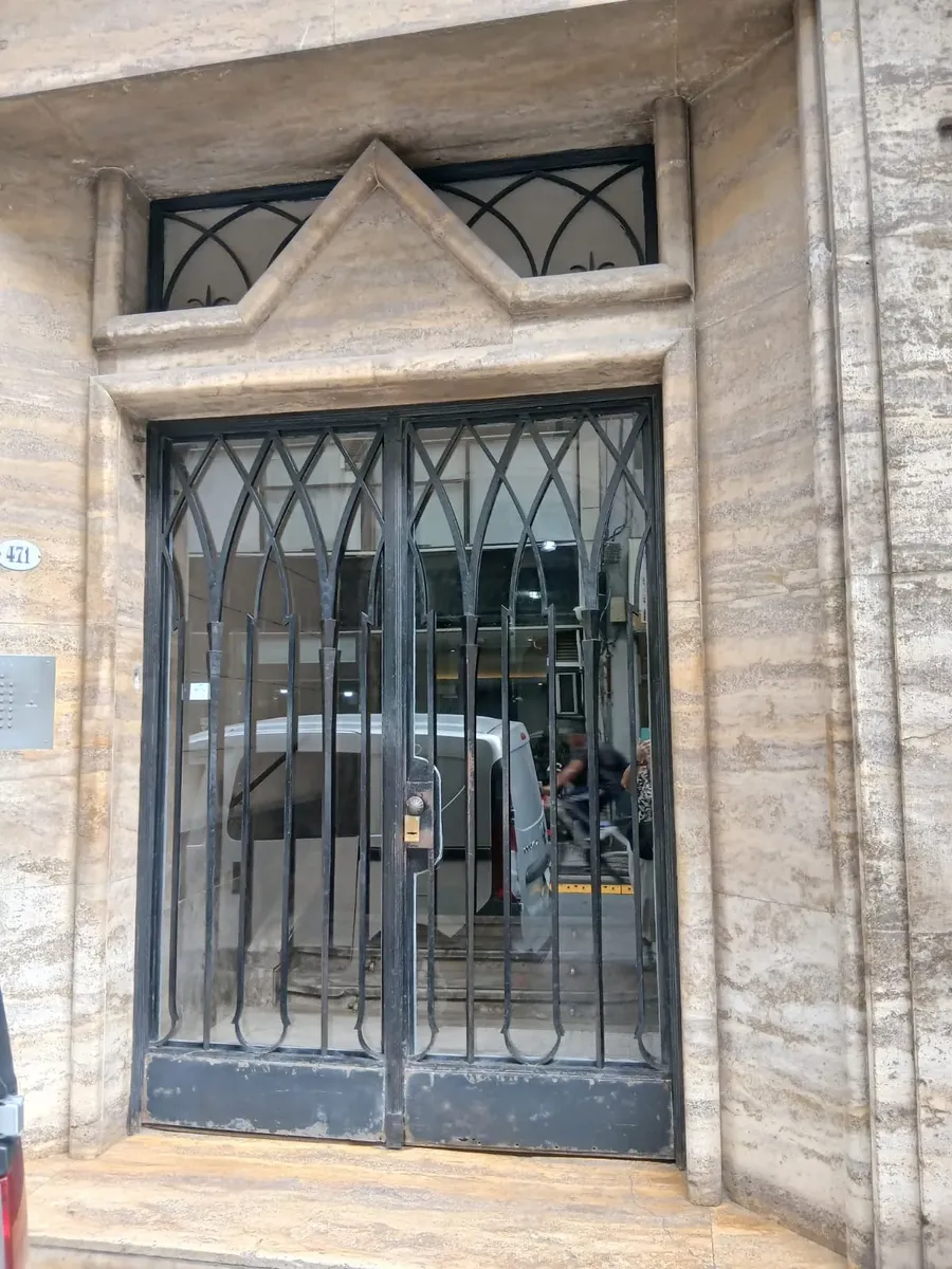 Departamento de 3 ambientes al frente con balcón francés en Monserrat