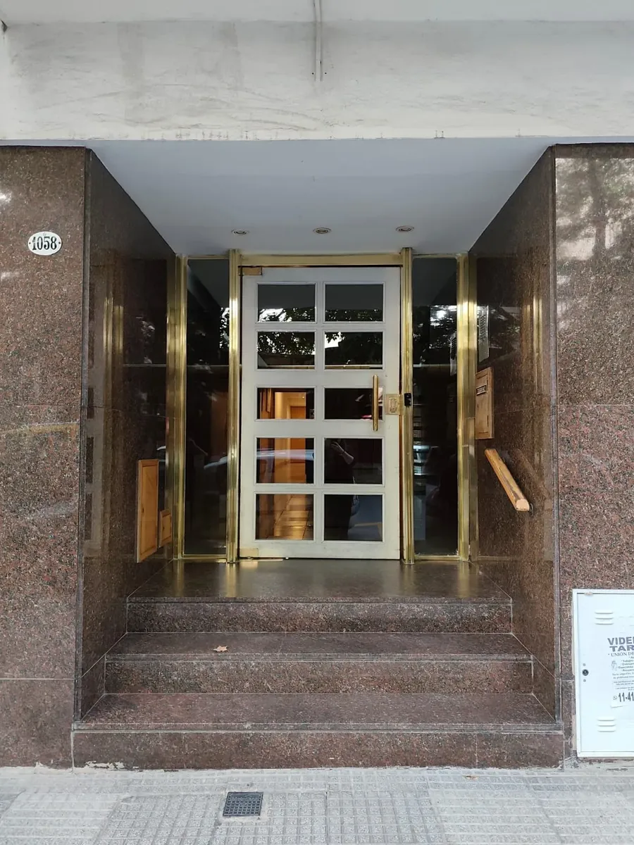 Departamento de 3 ambientes con balcón y cochera en Almagro