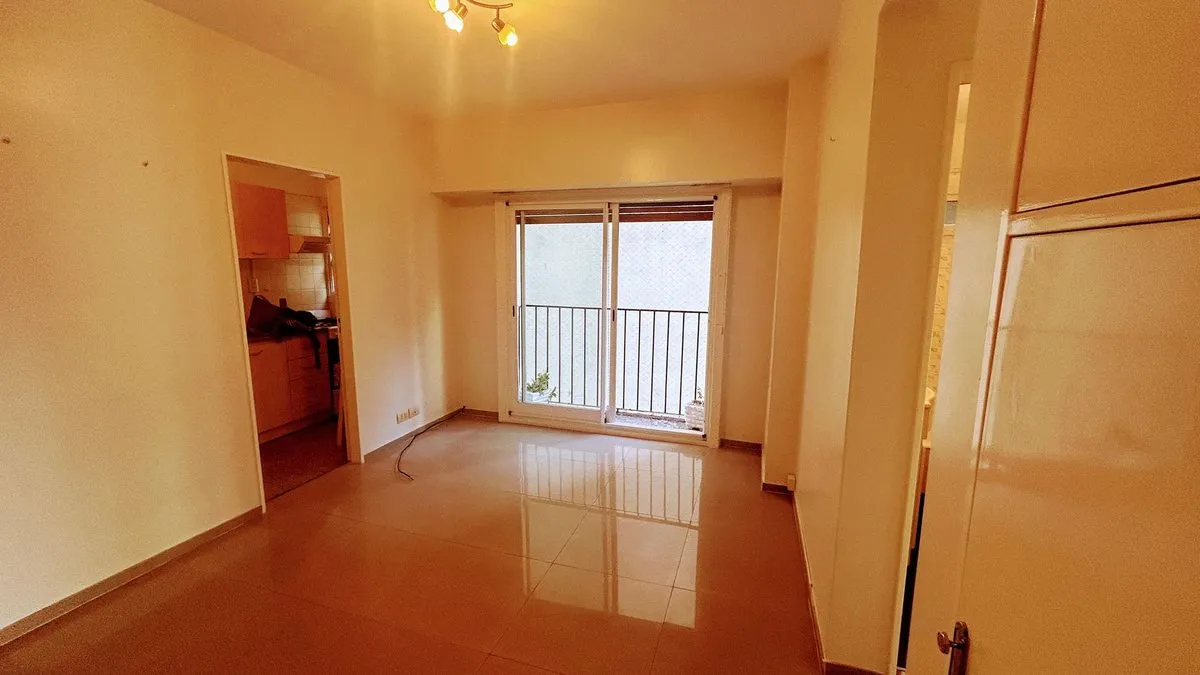 Apartamento de três ambientes com varandas de frente em Palermo
